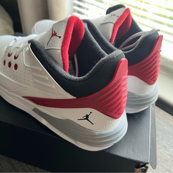 JORDAN ✨ Max Aura 5 White/Black Varsity Red Men’s SIZE 11 NIB - Picture 4 of 5